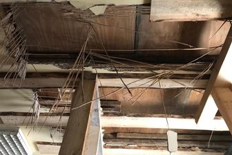 Debatte um Lehmwickeldecke: Mehrheit für Zusatzarbeiten am Rittergut Bösenbrunn - Bei der Sanierung des Rittergutes Bösenbrunn wurden Decken geöffnet. Eine Lehmwickeldecke wird wieder eingebaut.