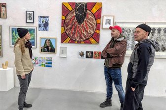 Debatte um mehr Geld für freie Kulturszene in Chemnitz - Das Weltecho (im Foto die Jahresendausstellung 2023 mit Suse Schubert, Thomas Feldberg und Frank Maibier) ist eine der wichtigsten Einrichtungen der freien Kulturszene in Chemnitz.