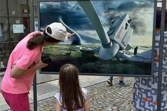 Debatte um möglichen Windpark in Oederan dauert an - Das mögliche Scheitern der Windkraft beschäftigt Oederan. Viele Bürger wollen keine Windräder vor ihrer Nase. Auch in der neuen Freiluft-Fotoschau Pers-pektiva in der Stadt spielt das Thema eine Rolle, hier in einer Arbeit des Fotografen Uli Staiger.