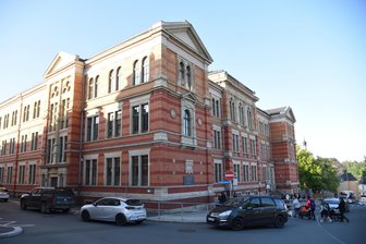 Debatte um Sicherheit vor Oelsnitzer Oberschule: Erkenntnisse nach einem Ortstermin - Die Verkehrssituation vor der Oberschule Oelsnitz im Kreuzungsbereich Karl-Marx-Platz, Pestalozzistraße und Gartenhäuserstraße war Thema bei einem Ortstermin von Stadträten am Dienstagfrüh.