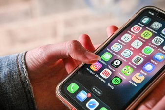 Debatte um Social-Media-Verbot für Kinder: Das Problem sind die Erwachsenen - Unser Smartphone - das Gerät, um das sich alles dreht. Kommt demnächst eine Social-Media-Altersgrenze?