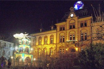 Debatte um Straßenbeleuchtung: Jetzt löscht auch Pausa das Licht - Unter dem Globus auf dem Rathausdach der Erdachsenstadt Pausa-Mühltroff wird es dunkel: Zukünftig wird im gesamten Stadtgebiet die Straßenbeleuchtung in den Nachtstunden ausgeschaltet. Ob das auch für das Wahrzeichen auf dem Rathausdach gilt, wurde noch nicht debattiert. 