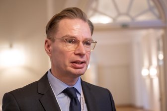 Debatte um Übergangsgeld für scheidende Bundesminister - Der Präsident des Bundes der Steuerzahler, Reiner Holznagel, will die Übergangsbezüge für einstige Bundesminister verkürzen.