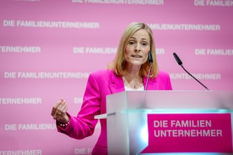 Debatte um Umgang mit der AfD: Das sagt der sächsische Familienunternehmer-Verband dazu - Marie-Christine Ostermann, Präsidentin des Wirtschaftsverbands „Die Familienunternehmer“, stößt mit ihren Aussagen zur AfD auf Widerspruch.