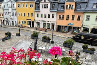 Debatte um Verkehrsführung auf dem Schwarzenberger Markt eröffnet: Händler melden sich zu Wort - Blick auf den Markt Schwarzenberg an einem ganz normalen Mittwochvormittag. Momentan ist umleitungsbedingt durch die Sperrung der Erlaer Straße eine Behelfsbushaltestelle am Markt eingerichtet. 