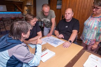 Debatte um XXL-Solarpark in Unterlosa: Was Plauens Oberbürgermeister jetzt dazu sagt - Unterlosaer Bürger waren kürzlich im Gespräch mit Vertretern des Plauener Stadtrates.