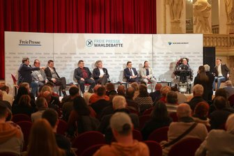 Debatte zur Bundestagswahl in Zwickau: Das wollten „Freie Presse“-Leser von den Kandidaten wissen - Knapp 150 Besucher verfolgten die Wahldebatte in der „Neuen Welt“. Viele von ihnen stellten am Ende Fragen.