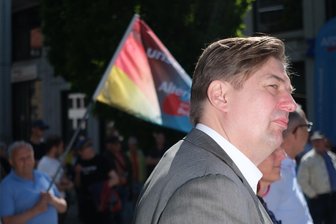 Debatte zur Spionageaffäre im Landtag: „Ist die AfD eine Partei, die das Land an ausländische Mächte verraten will?“ - Beim Europawahlkampfauftakt der AfD in Baden-Württemberg unerwünscht, in Sachsen kritiklos bejubelt: Maximilian Krah nutzte den 1. Mai zu Auftritten in Sachsen, wie bei einer Kundgebung in Chemnitz.