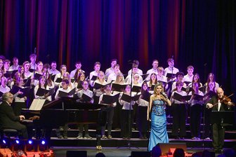 Deborah Sasson und der Chor des Oelsnitzer Gymnasiums berühren in Bad Elster Herzen zur Adventszeit - Deborah Sasson und der Chor des Julius-Mosen-Gymnasiums Oelsnitz standen gemeinsam in Bad Elster auf der Bühne.