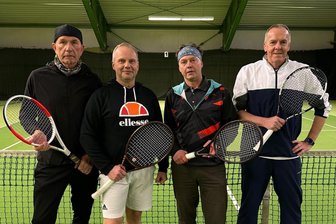 Debüt auf Landesebene: Zschopauer Tennis-Team schreibt Geschichte - Hubert Peuschel, Heiko Schauer, Thomas Seifert und Stefan Senfftleben (von links) stellten im vergangenen Winter für den TSV den Aufstieg sicher.