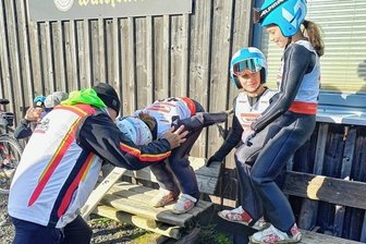 Debüt auf nationaler Ebene vom Winde verweht - Das Zschopauer Trio bei Trockenübungen neben der Schanze.