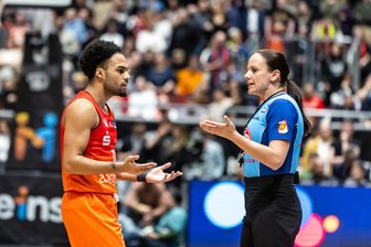 Debüt des neuen Pointguards endet vorzeitig: Niners Chemnitz verlieren Heimspiel gegen Braunschweig - Niners-Neuzugang Jacob Gilyard diskutiert mit Schiedsrichterin Anne Panther. Für ihn war das Spiel gegen Braunschweig nach zwei technischen Fouls vorzeitig beendet.