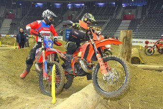 Debüt im SuperEnduro weckt bei einem Erzgebirger Lust auf mehr - In diesem Positionskampf hat Maik Schubet (rechts) die besseren Karten.