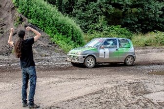 Debüt scheitert beinahe vor dem Start - Echte Unterstützung unter Rallye-Liebhabern: David Winkler half den Erzgebirgern erst aus der Patsche, dann jubelte er der Besatzung an der Strecke zu.
