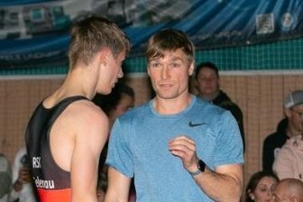 Debütant stellt früh die Weichen - Von Trainer Björn Lehnert erhält Niklas Nimtz Instruktionen für sein Regionalliga-Debüt.