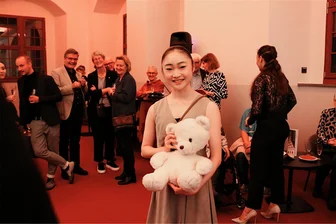 Debütantin Yuria und ihr Teddy: Plüschtier kommt im „Schumann!“-Ballett eine geheimnisvolle Rolle zu - Hochtalentierte Debütantin: Die 18-jährige Japanerin Yuria Takahashi, Praktikantin im Ballettensemble, stand im ersten Teil des Stücks mehrfach im Mittelpunkt. Der Plüschteddy überstand die Inszenierung nicht unbeschadet.