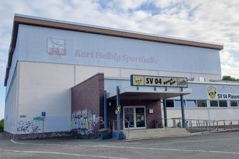 Die Sporthalle musste gesperrt werden, nachdem sich Teile der Decke lösten.