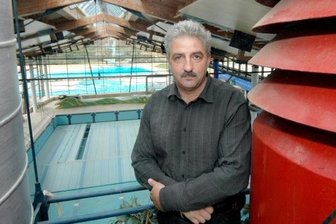 Deckerts Appell beim Abschied: Das Amt ist kein Fußabtreter - Manfred Deckert im Jahr 2009 im damals bereits geschlossenen Waldbad Brunn. Dieses Sorgenkind der Auerbacher Kommunalpolitik zog sich wie ein roter Faden durch seine zwei Amtszeiten. Inzwischen sieht der scheidenden OB die Sanierung als Freibad auf den Weg gebracht.