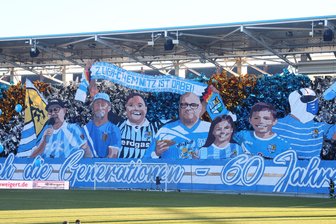 Deeskalation und Kooperation: So hält der Chemnitzer FC im Stadion die Fluchttore frei - Auch bei aufwendigen Choreographien, wie hier beim Jubiläumsspiel gegen Lok Leipzig, seien die Fluchtwege immer frei, sagt der Chemnitzer FC.