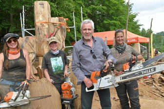 Defa-Indianer Gojko Mitić besucht Blockhausen: Modell stehen für den „Sauensäger“ - Chefindianer Gojko Mitić mit Marina Cole aus Kanada, Annalena Schöbe aus Mecklenburg-Vorpommern und Res Hofmann aus Franken.