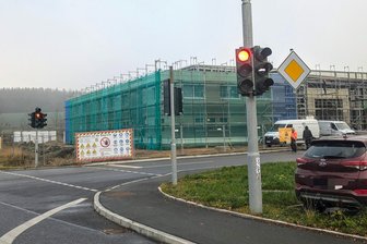 Defekte Ampel sorgt für Rückstau auf Heinzebank-Kreuzung - Die Ampel am Abzweig zur neuen Straßenmeisterei schaltet durch einen Fehler willkürlich auf Rot.