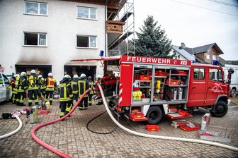 Defekte Heizung löst Kellerbrand in Rittersgrün aus - Der Besitzer hatte gut reagiert, die Tore geöffnet damit die Einsatzkräfte schnell an den Brandherd konnten.
