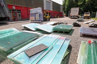 Defekte Plexiglasscheibe sorgt für Spielabbruch in der DEL 2: Liegt überhaupt Ersatz im Kunsteisstadion im Sahnpark in Crimmitschau? - Ein Teil der im Juni angelieferten Scheiben für die neue Flex-Bande ist im Kunsteisstadion im Sahnpark eingelagert.