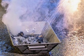 Defekter Ofen ruft Feuerwehr auf den Plan - Die Glut eines defekten Ofens wurde von der Feuerwehr ins Freie gebracht.
