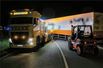 Defekter Sattelzug blockiert Bundesstraße 101 in Schwarzenberg - Ein Bergeunternehmen musste am Mittwochabend in Schwarzenberg anrücken.