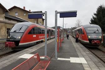Defekter Triebwagen repariert: Schienenersatzverkehr im Erzgebirge beendet - Auf der Flöhatalbahn verkehren derzeit zwei Triebwagen permanent.