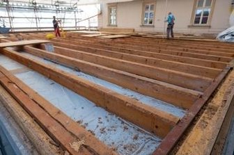 Defektes Dach drei Tage lang untersucht - Nach der Dachöffnung am Erlauer Generationenbahnhof folgten Vermessungsarbeiten. 