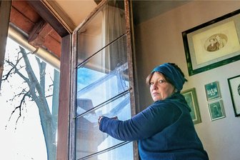 Defektes Fenster bereitet Christophorusverein in Burgstädt große Sorgen - Lolita Erhard vom Familienzentrum Burgstädt zeigt ein defektes Fenster in der Jugendstilvilla am Ahnataler Platz, in der der Verein Christophorushaus seinen Sitz hat. 