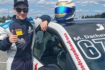 Defekthexe bremst jungen Erzgebirger aus - Daumen hoch: Maxim Felix Dacher lässt sich auch von kleinen Rückschlägen wie am Nürburgring nicht entmutigen. 