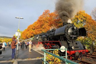 Defekthexe noch rechtzeitig vertrieben: Dampfzug rollt durchs Erzgebirge - Bahnsteig 4 am Schwarzenberger Bahnhof: Der Zug der Erzgebirgischen Aussichtsbahn steht am Samstagvormittag zur Abfahrt bereit. 