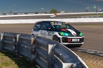Defekthexe und Fahrfehler: Talent aus dem Erzgebirge zahlt auf dem Nürburgring Lehrgeld - Maxim Felix Dacher drehte auf dem Nürburgring voll auf. Allerdings warfen ihn ein technischer Defekt und ein Ausrutscher zurück. Einen Podestplatz gab es für den Schwarzenberger, der sich hohe Ziele steckt, am Ende dennoch.