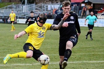 Defensiv-Puzzle bleibt ein Problem - Vor der erneuten Winterpause: Marc-Philipp Zimmermann (links) erzielte zuletzt gegen Budissa Bautzen mit diesem Schuss den Ausgleichstreffer zum 1:1. Mehr Torchancen nutzte der VfB Auerbach nicht.