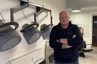 „Definitiv der Genickbruch“: Wie ein Friseurgeschäft in Wildenfels wegen der Rückzahlung von Coronahilfe in Nöte gerät - Sven Gerschler hat den Papierkram für die Coronahilfe gemeinsam mit seiner Frau Anke durchgesehen: „Begreifen das nicht.“