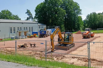 „Definitiv kein Luxusprojekt“: Warum werden in Bernsdorf drei Millionen Euro investiert? - Auf dem Sportplatz in Bernsdorf hat der Bau des Feuerwehrgerätehauses begonnen.