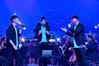 „Deine Freunde“ und die „STÜBAphilharmonie“ bringen die Chemnitzer Stadthalle zum Beben - „Deine Freunde“ mit Lukas Nimscheck, Markus Pauli und Florian Sump (von links) zusammen mit der „STÜBAphilharmonie“.