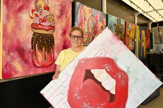 Deko-Firma World of Mall in Rochlitz: Chefin liebt es bunt und setzt auf Upcycling - Zum Rochlitzer Händlerherbst vor wenigen Wochen stellte Eileen Schroth, Geschäftsführerin von World of Mall, ihre Bilder in einem großen Anhänger aus.