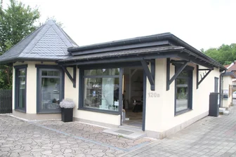Deko-Geschäft in Flöha schließt: „Die Leute kommen von überall her, um sich zu verabschieden“ - Noch bis zum 1. Juni hat die Holzgalerie Hollstein das Ladengeschäft in Flöha geöffnet. Danach geht es mit dem Online-Handel weiter.