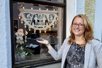 Deko-Panne oder neuer Trend im Erzgebirge? Eine Tradition steht Kopf - Doreen Schönfelder findet diese Schwibbogen-Variante für ihre Bürofenster ideal.