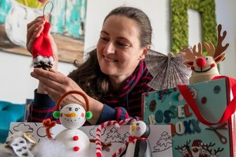 Deko-Riese schmückt die Einkaufstempel - Mitarbeiterin Astrid Fuhse mit einer verbesserten Bossel-Boxx - einer speziell für Kinder entwickelten Bastelbox.
