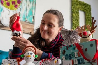 Deko-Riese schmückt die Einkaufstempel - Mitarbeiterin Astrid Fuhse mit einer verbesserten "Bossel-Boxx" - einer speziell für Kinder entwickelten Bastelbox.