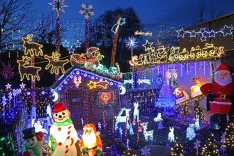 Deko von 16-Jährigem gewinnt - Mit dieser über Jahre immer wieder erweiterten Dekoration hat Piet Ahnert bei der Leseraktion zur schönsten Weihnachtsdekoration im Landkreis Zwickau das Rennen gemacht.