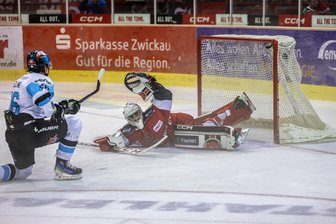 DEL 2 ändert Modus für Play-downs: Warum die Eispiraten der neuen Regel zugestimmt haben - Torhüter Oleg Shilin und das Eispiraten-Team peilen die Pre-Play-offs an. Wenn sie in die Play-downs müssen, gibt es einen angepassten Modus.
