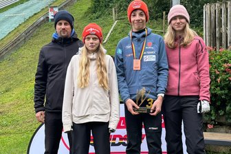 Delegation aus Klingenthal legt stabile Sprünge hin - Das Klingenthaler Skisprung-Team um Trainer Matej Likar (links) beim Deutschen Schülercup.