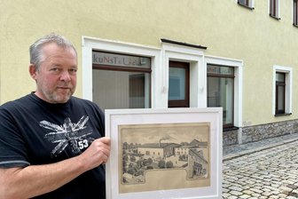 Delikate Fundstücke zur Schokoladengeschichte in Schwarzenberg: Zuckergeschäft im Bismarck-Haus - Der Großvater von Uwe Friedrich erwarb einst die Kaffeerösterei und den Laden (im Hintergrund) von Wilhelm Georgi. Er besitzt noch ein Bild von damals.
