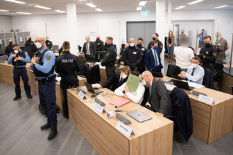 Dem Clan vergeht das Grinsen - Die Angeklagten im Prozess um den Juwelendiebstahl im Grünen Gewölbe sitzen vor Prozessbeginn im Verhandlungssaal auf ihren Plätzen.