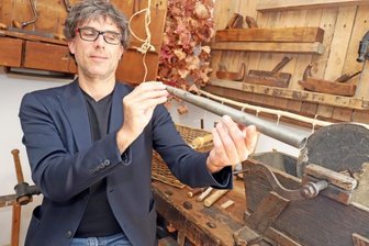 Dem Geiste Silbermanns verpflichtet - Albrecht Koch, Präsident der Gottfried-Silbermann-Gesellschaft, in der Schauwerkstatt des Silbermann-Hauses mit einer Orgelpfeife, wie sie der Meister einst selbst gefertigt haben könnte. 
